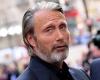 Budapest utcáit járja Mads Mikkelsen tn