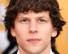 Julianne Moore és Finn Wolfhard főszereplésével jön Jesse Eisenberg rendezői debütálása tn